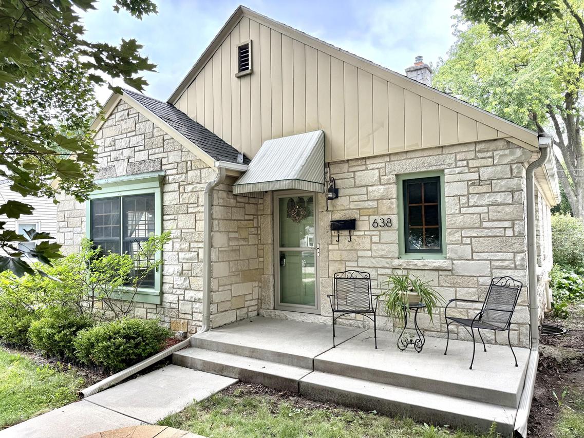 638 N Hine Ave, Waukesha, WI 53188