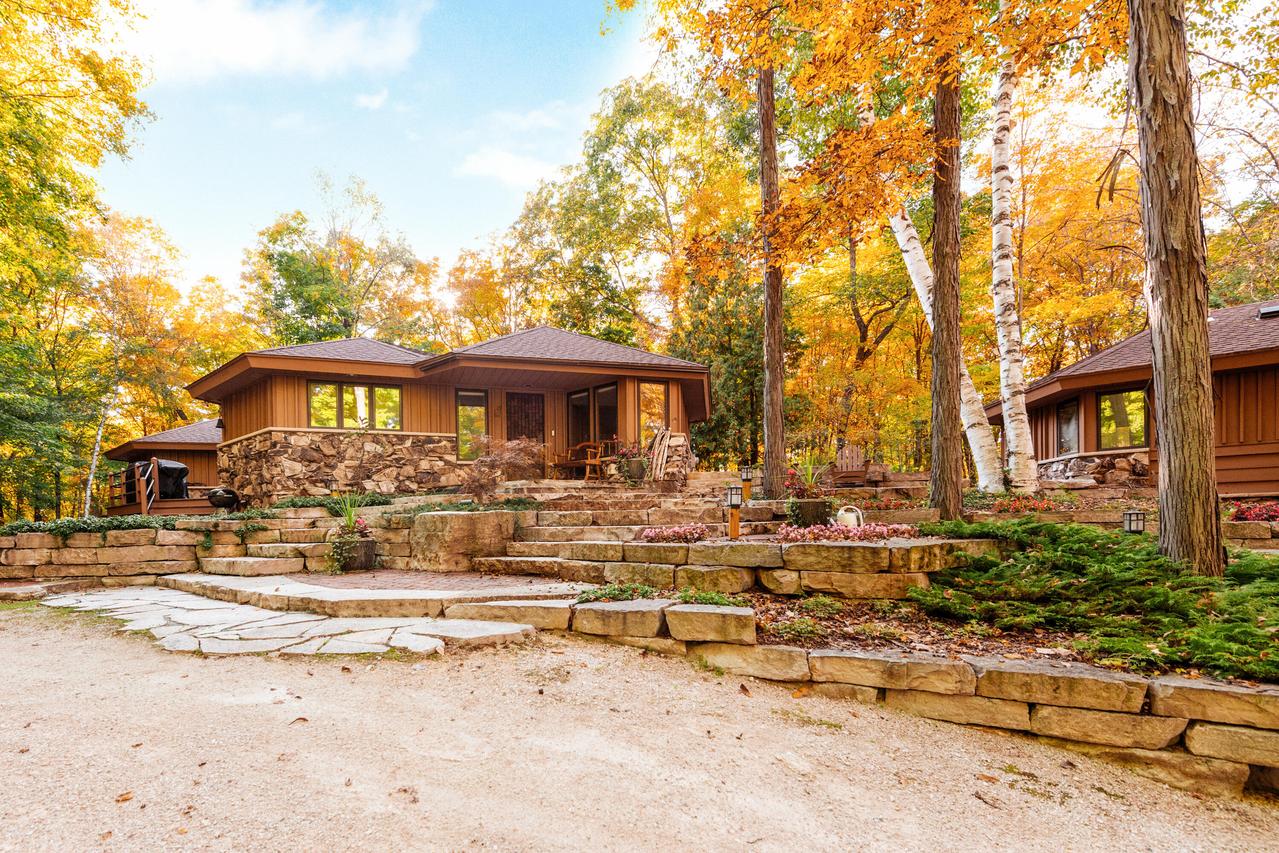 2775 E Moraine Dr, Kewaskum, WI 53040