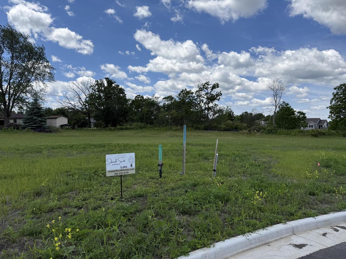 Lt4 90th Ct, Kenosha, WI 53142