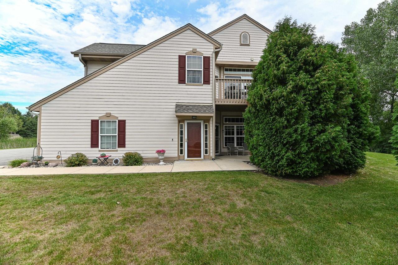 8634 S Roxbury Way, Oak Creek, WI 53154