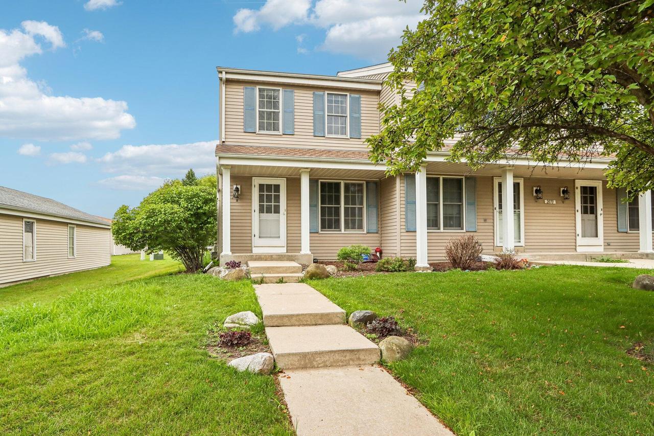 2070 Cliff-alex Ct #A, Waukesha, WI 53189