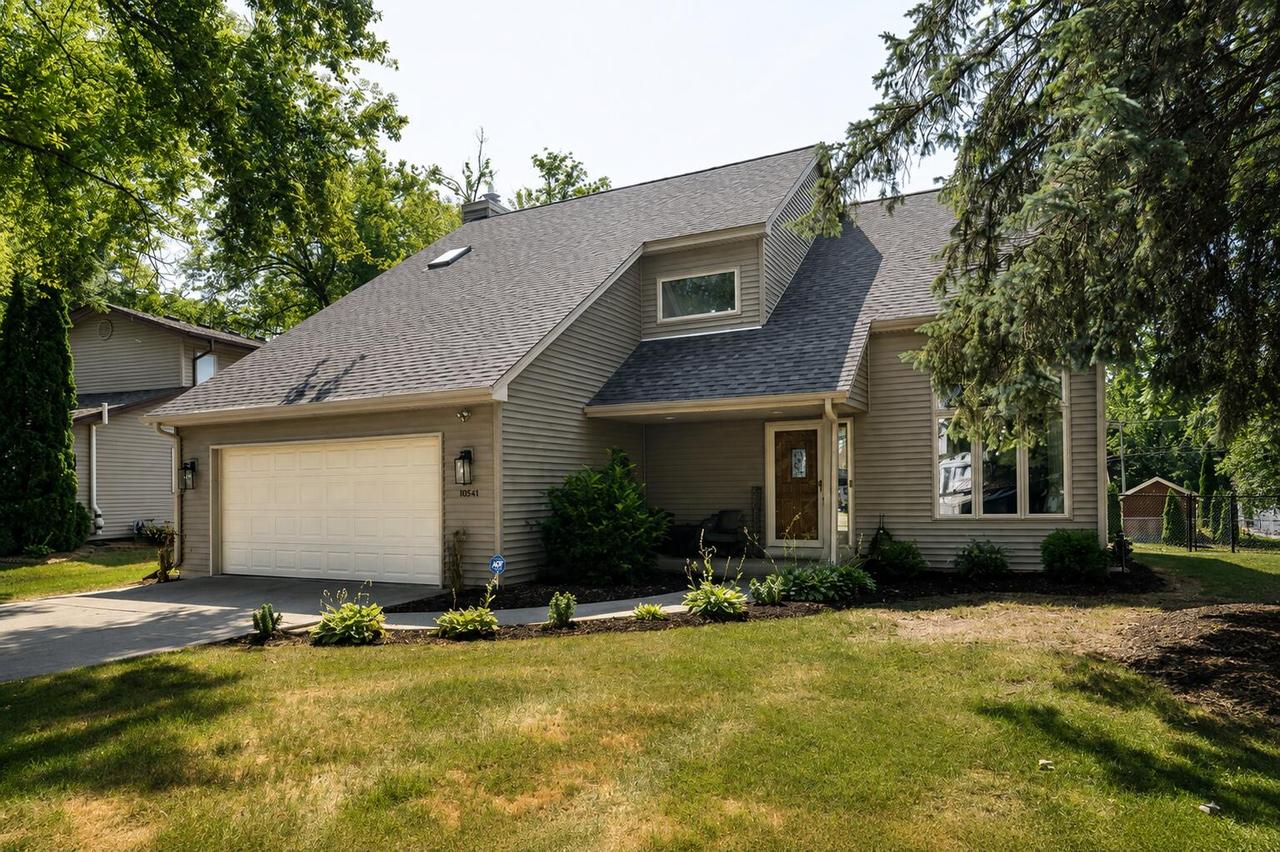 10541 W Pine Ridge, Greenfield, WI 53228