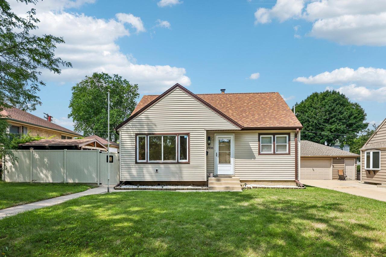 2935 S 93rd St, West Allis, WI 53227