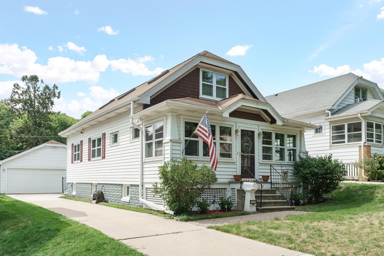 1329 N 70th St, Wauwatosa, WI 53213