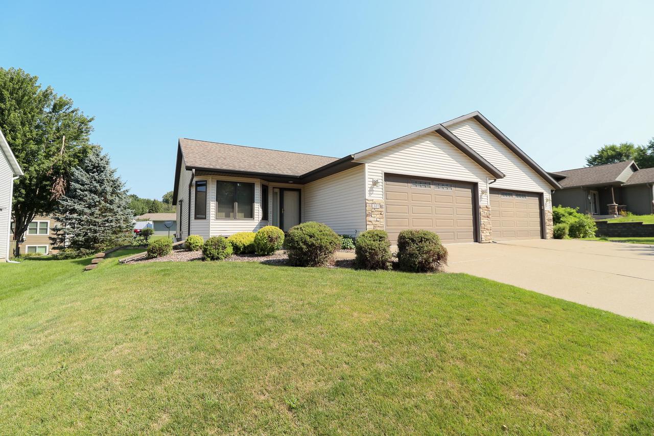 301 Crestwood Ln, Onalaska, WI 54650