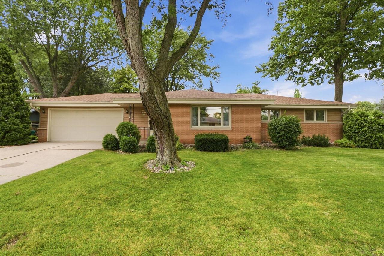 N88W18016 Christman Rd, Menomonee Falls, WI 53051