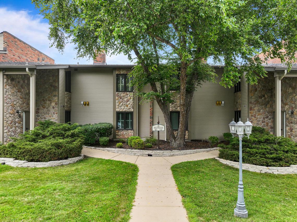 31 Abbey Villa Cir #31D, Fontana, WI 53125