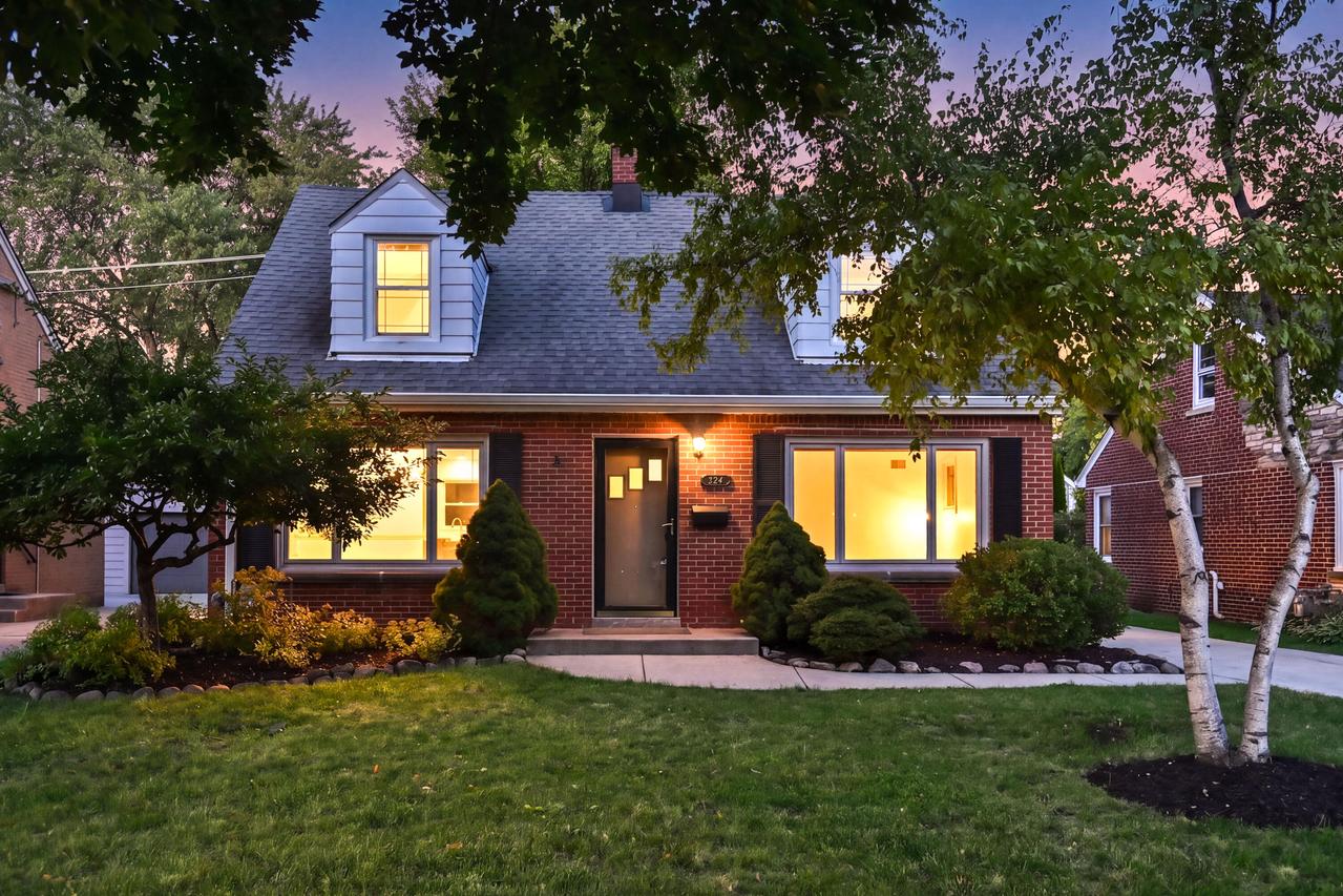 534 N 105th St, Wauwatosa, WI 53226
