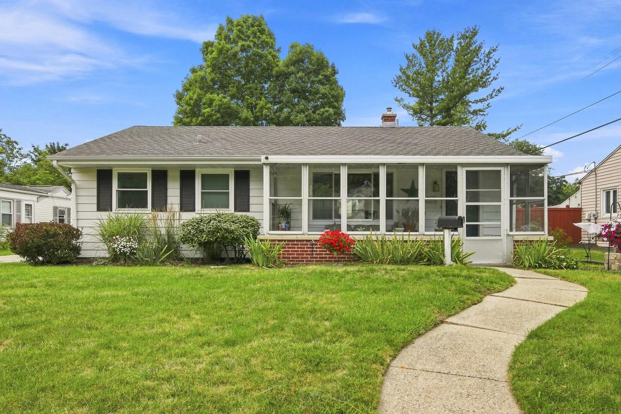 W169N8609 Sheridan Dr, Menomonee Falls, WI 53051
