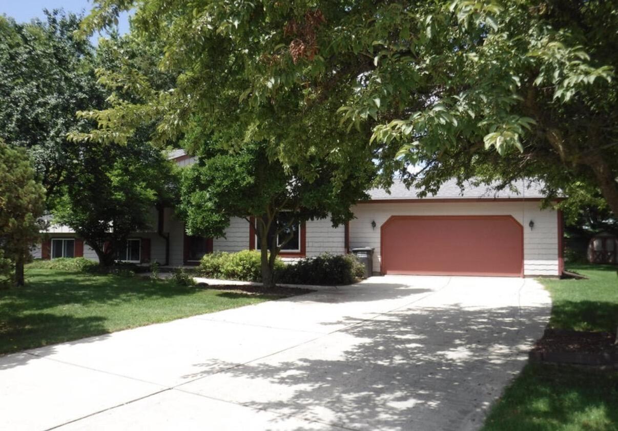 W233N6477 Kneiske Dr, Sussex, WI 53089