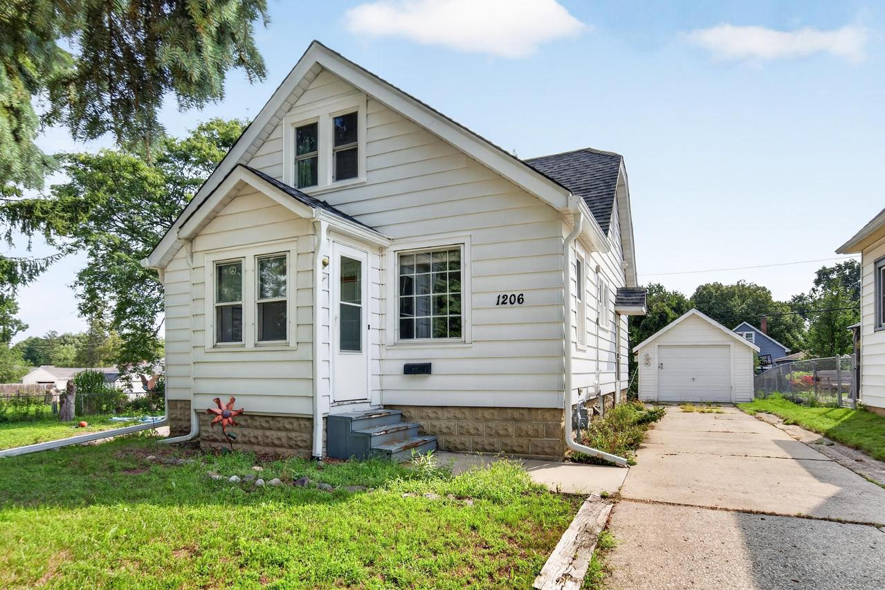 1206 S 91st St, West Allis, WI 53214