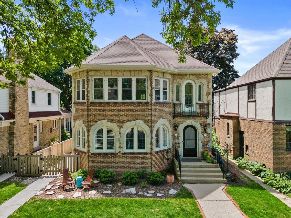 609 E Lake View, Whitefish Bay, WI 53217