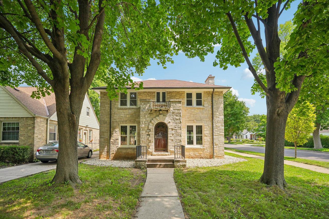 2902 N 73rd St, Milwaukee, WI 53210