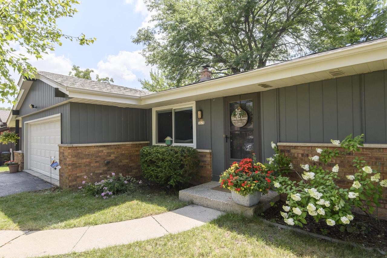 3575 S Cottonwood Rd, New Berlin, WI 53151