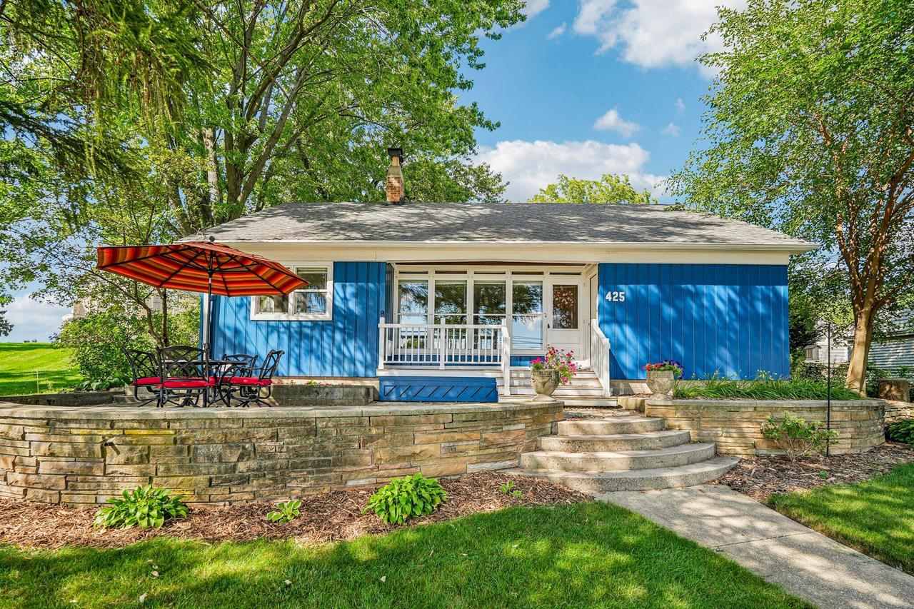 425 W Wisconsin Ave, Pewaukee, WI 53072
