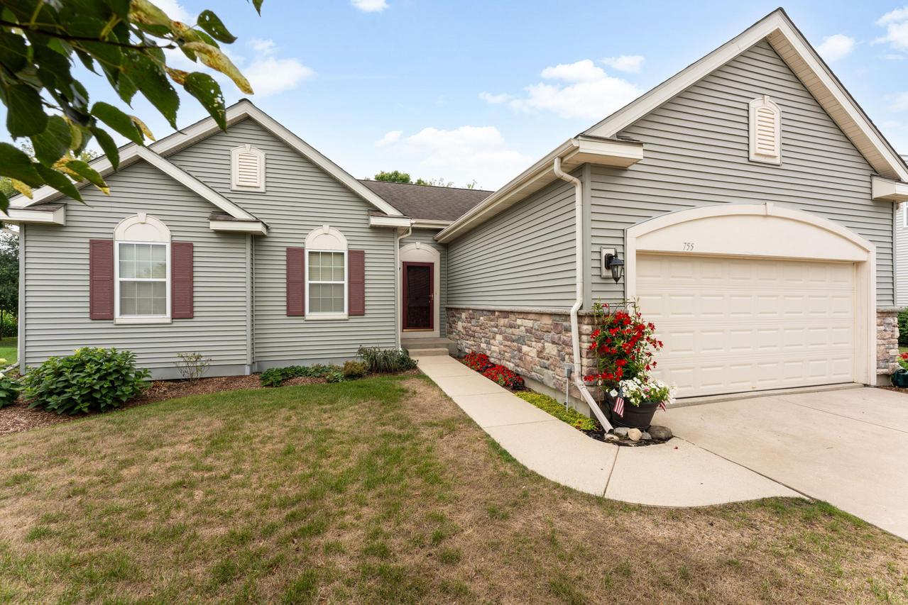 755 Meadowview Ln, Johnson Creek, WI 53038