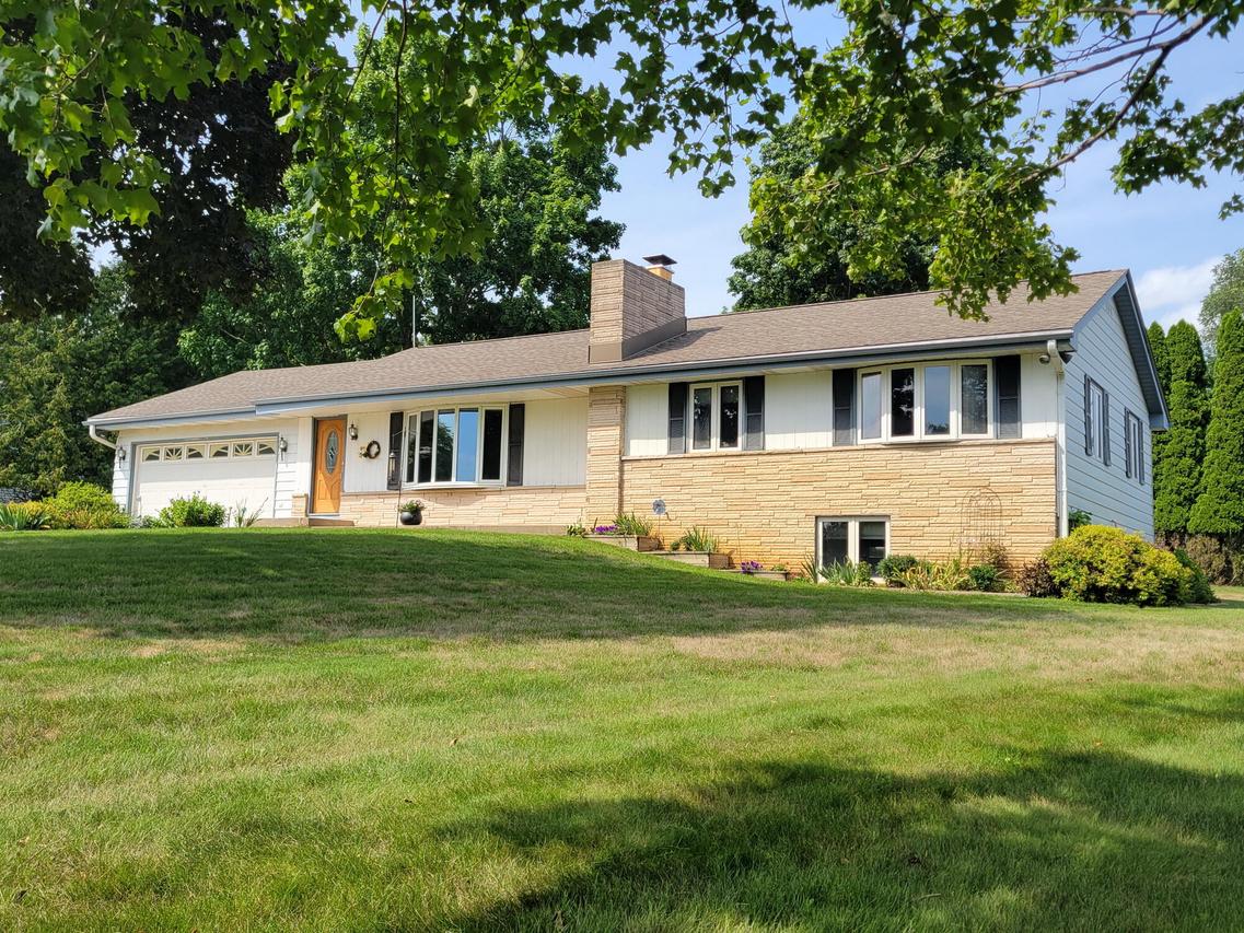 N7928 Green Tree Ln, Ixonia, WI 53066
