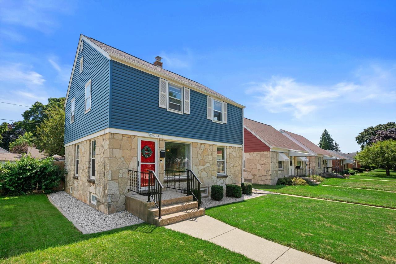 5700 N Sidney Pl, Glendale, WI 53209