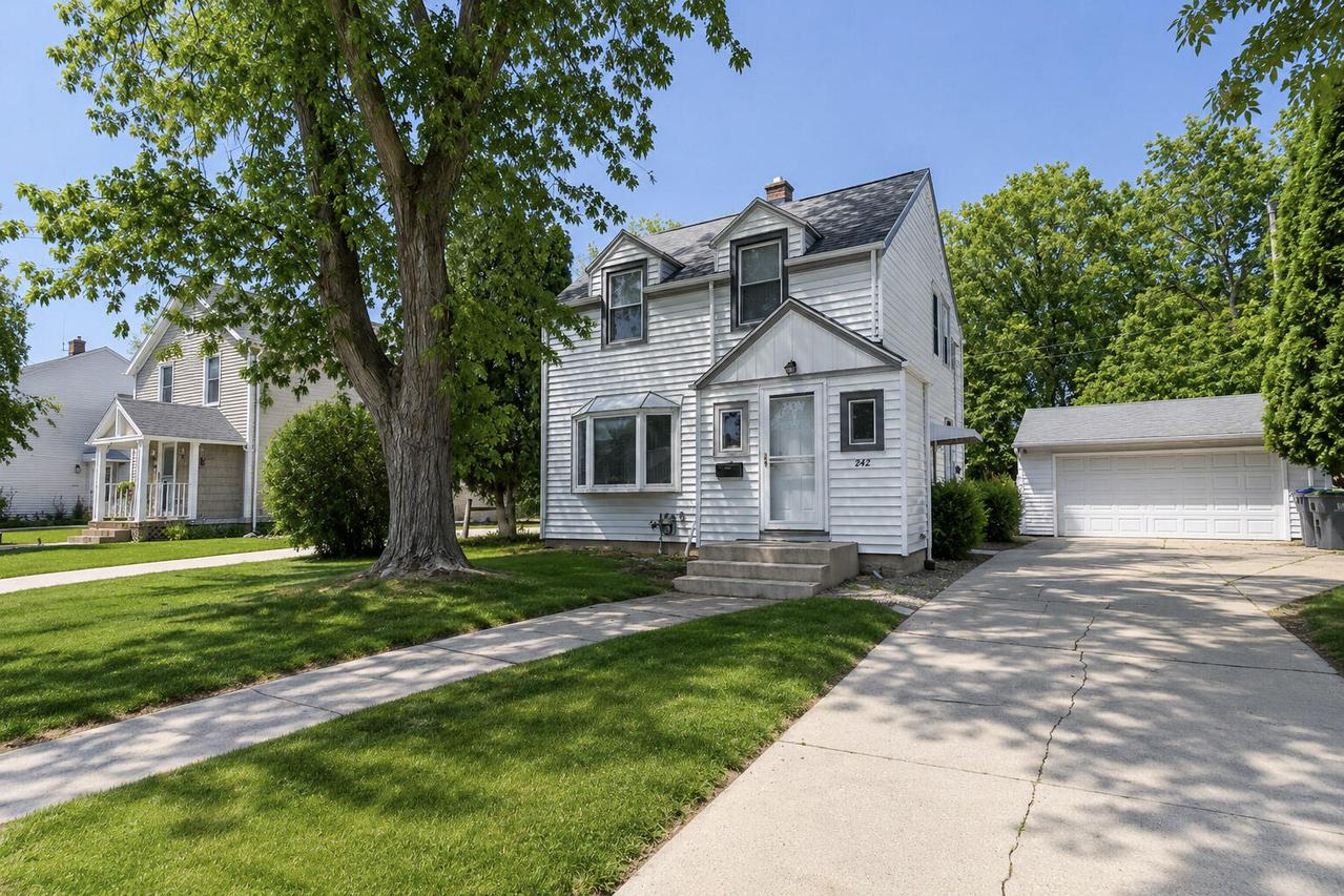 242 E Gauer Cir, Milwaukee, WI 53207