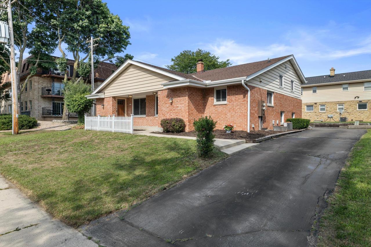 2652 N 124th St ##2654, Wauwatosa, WI 53226