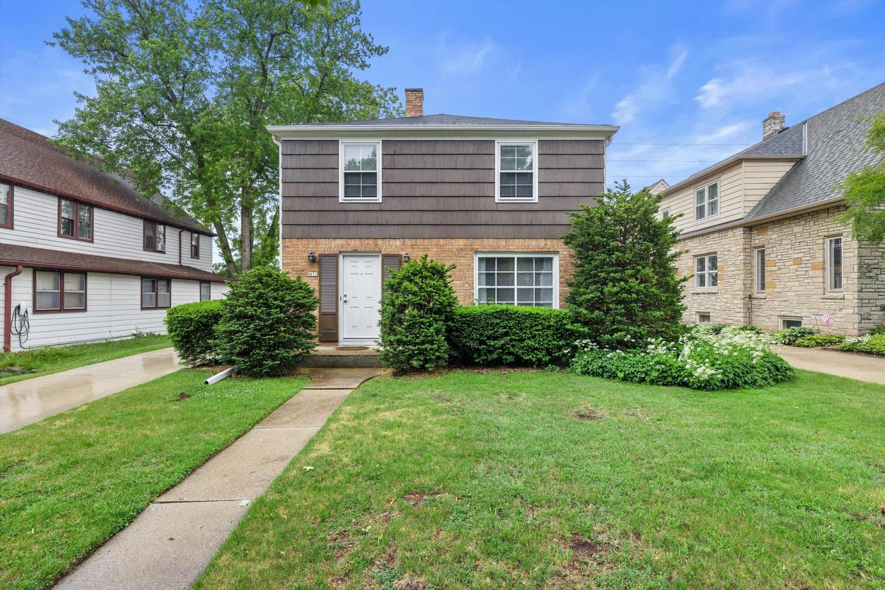 8811 W Hawthorne Ave #8813, Wauwatosa, WI 53226