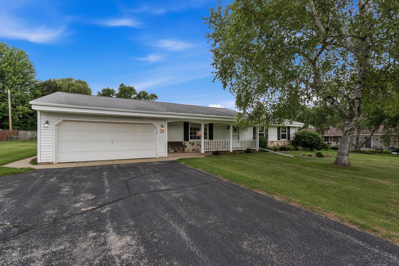 W154N6431 Marvel Dr, Menomonee Falls, WI 53051