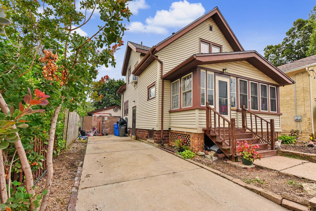 211 N 10th St, Watertown, WI 53094
