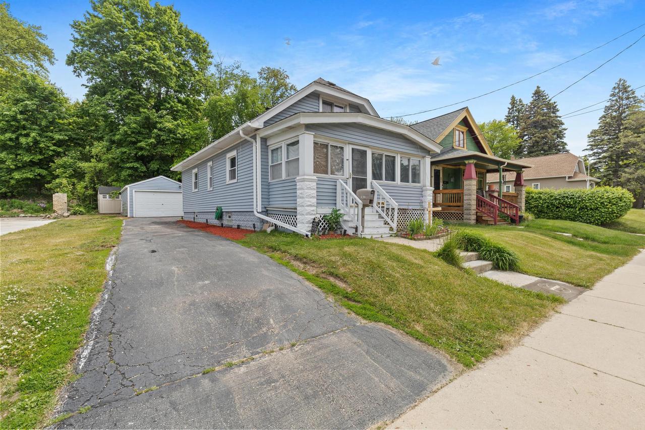 1017 N Chicago Ave, South Milwaukee, WI 53172