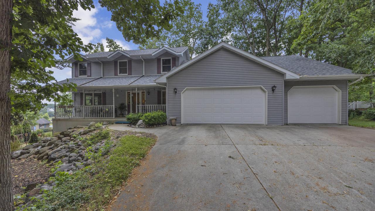 414 Bittersweet Ln, Plymouth, WI 53073
