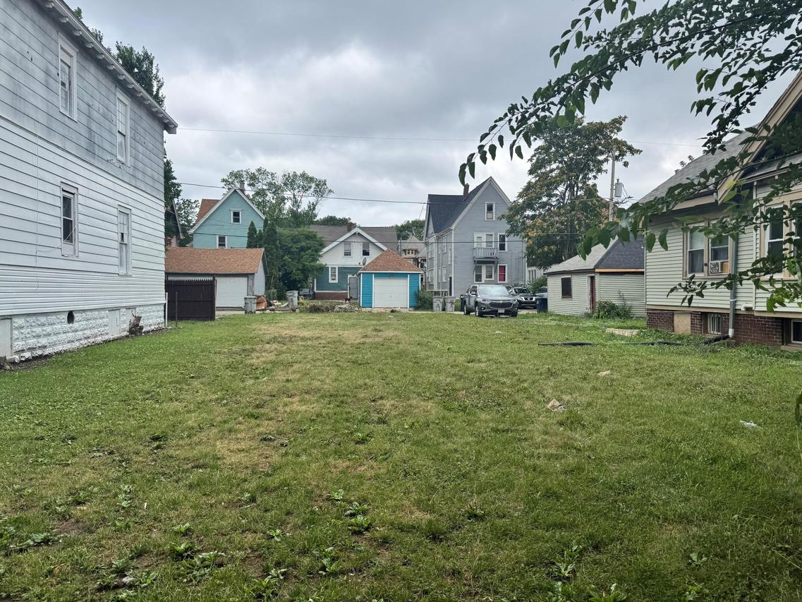 2445 N 40th St, Milwaukee, WI 53210