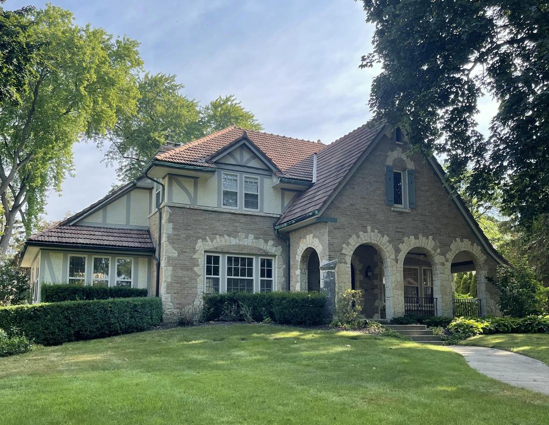 6232 Washington Cir, Wauwatosa, WI 53213