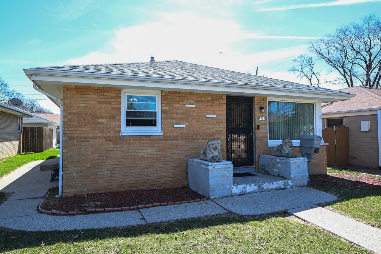 7509 W Carmen Ave, Milwaukee, WI 53218
