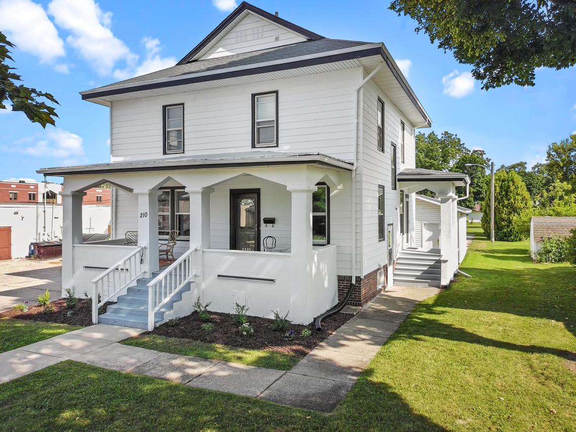 210 E Walworth St, Elkhorn, WI 53121