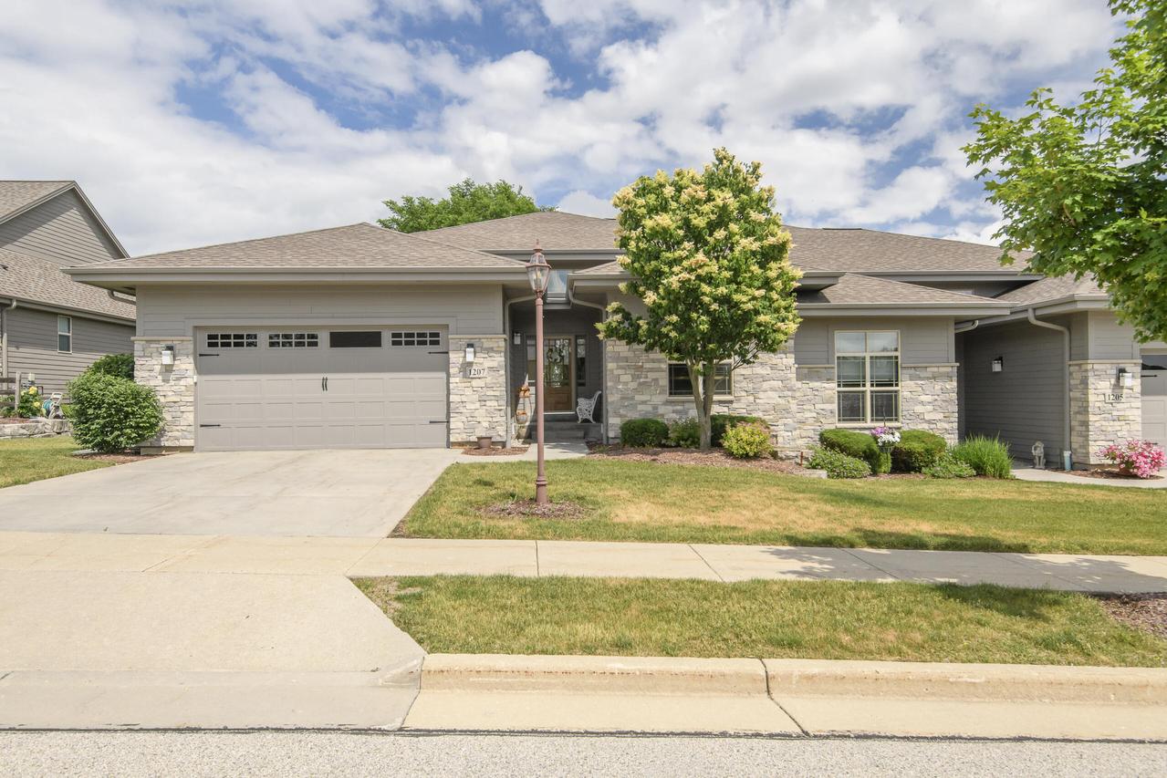 1207 Woodland Hills, Waukesha, WI 53188