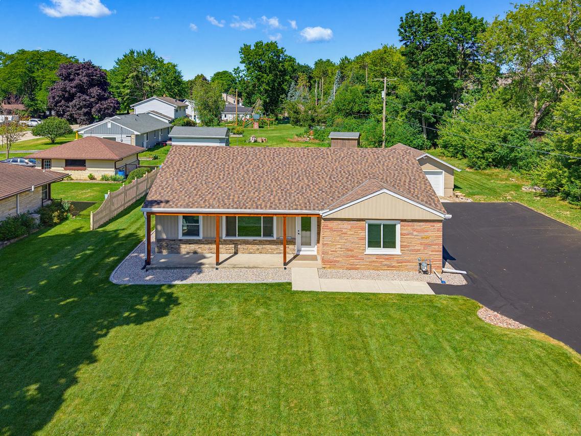 W240N6309 Maple Ave, Sussex, WI 53089