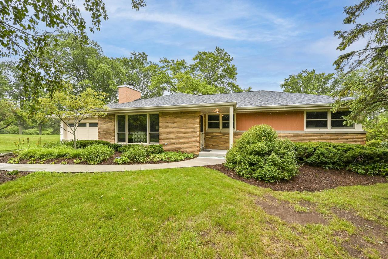 4615 W Sunnydale Ln, Mequon, WI 53092