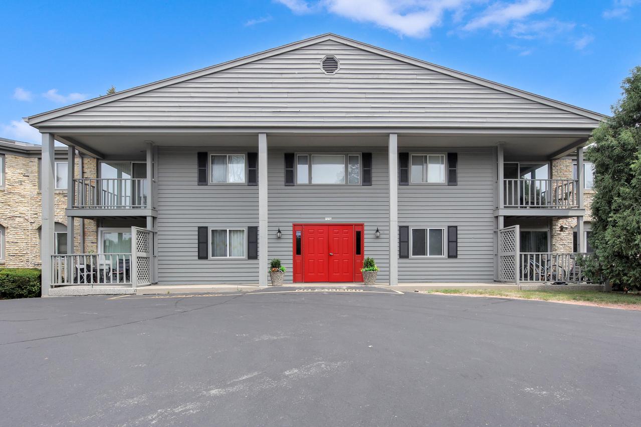 7234 N Green Bay Ave #208, Glendale, WI 53209