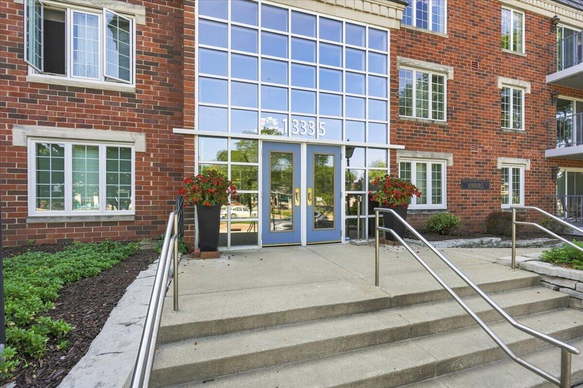 13335 Watertown Plank Rd #311, Elm Grove, WI 53122