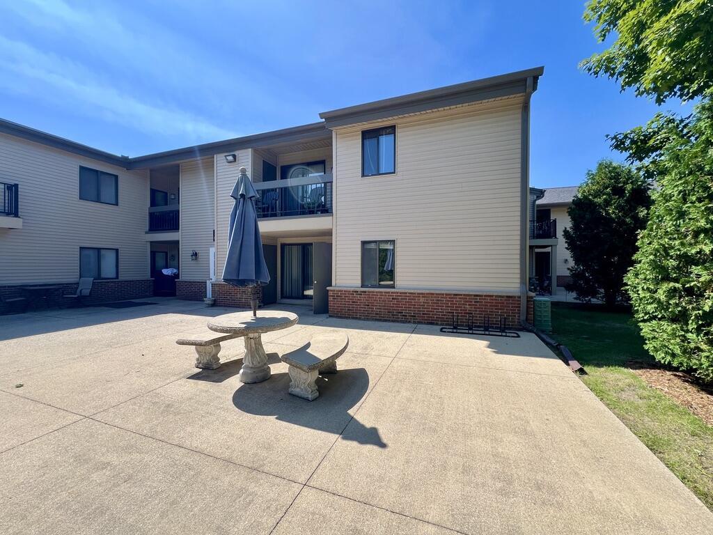 1061 Regent Rd #612, Oconomowoc, WI 53066