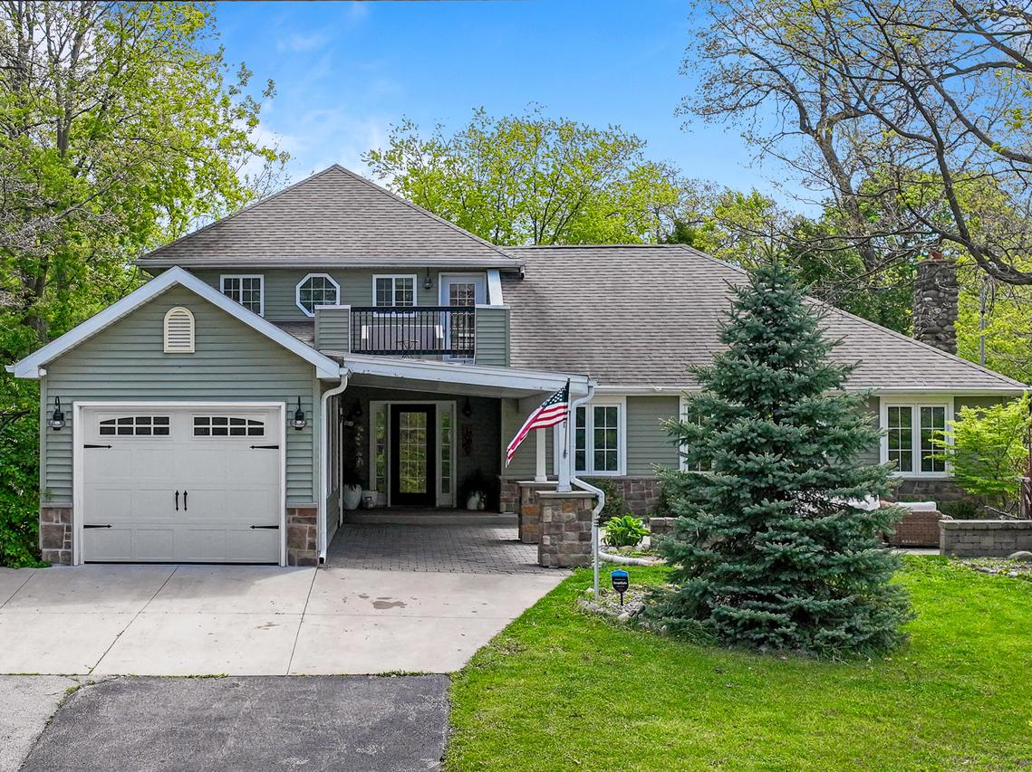 1069 Sauganash Dr, Fontana, WI 53125