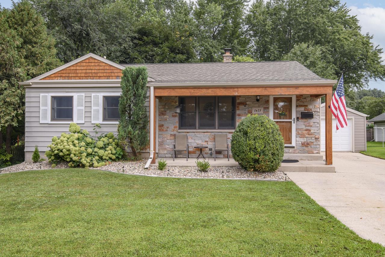 1608 Beverly Ln, West Bend, WI 53090