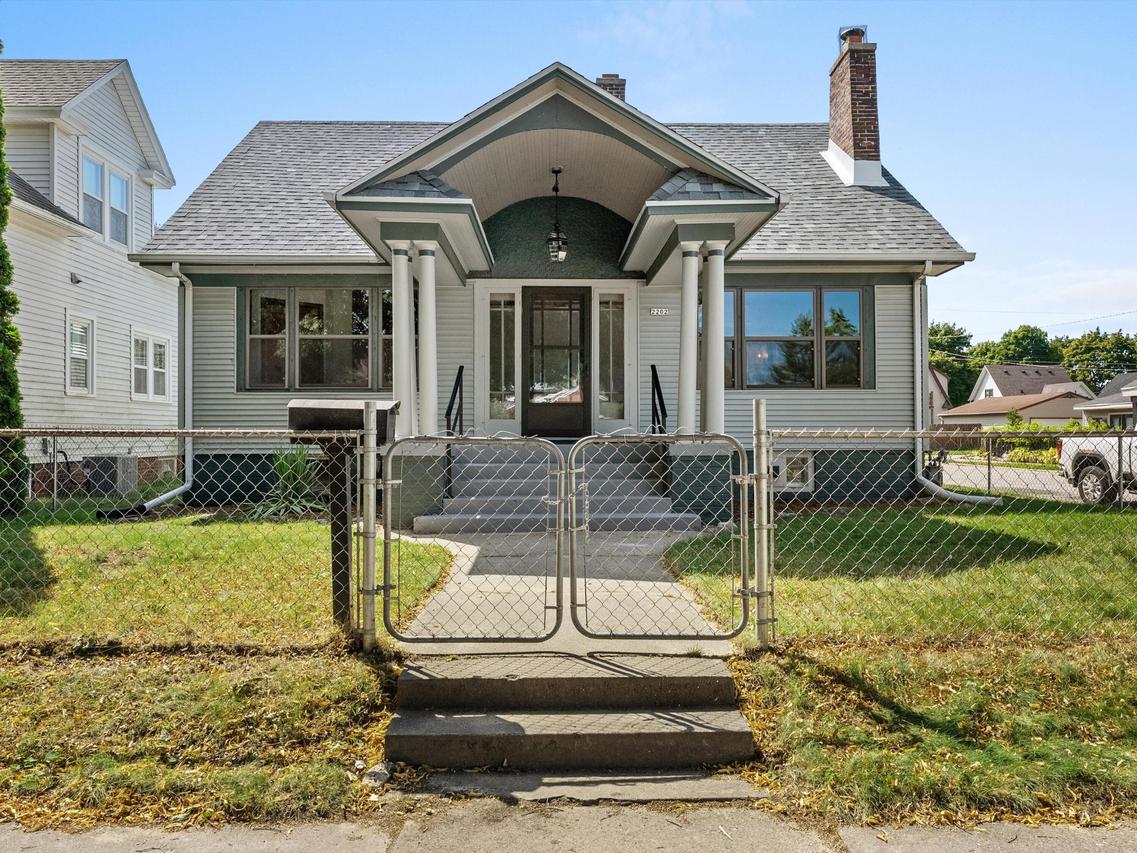 2202 Henry St, Sheboygan, WI 53081