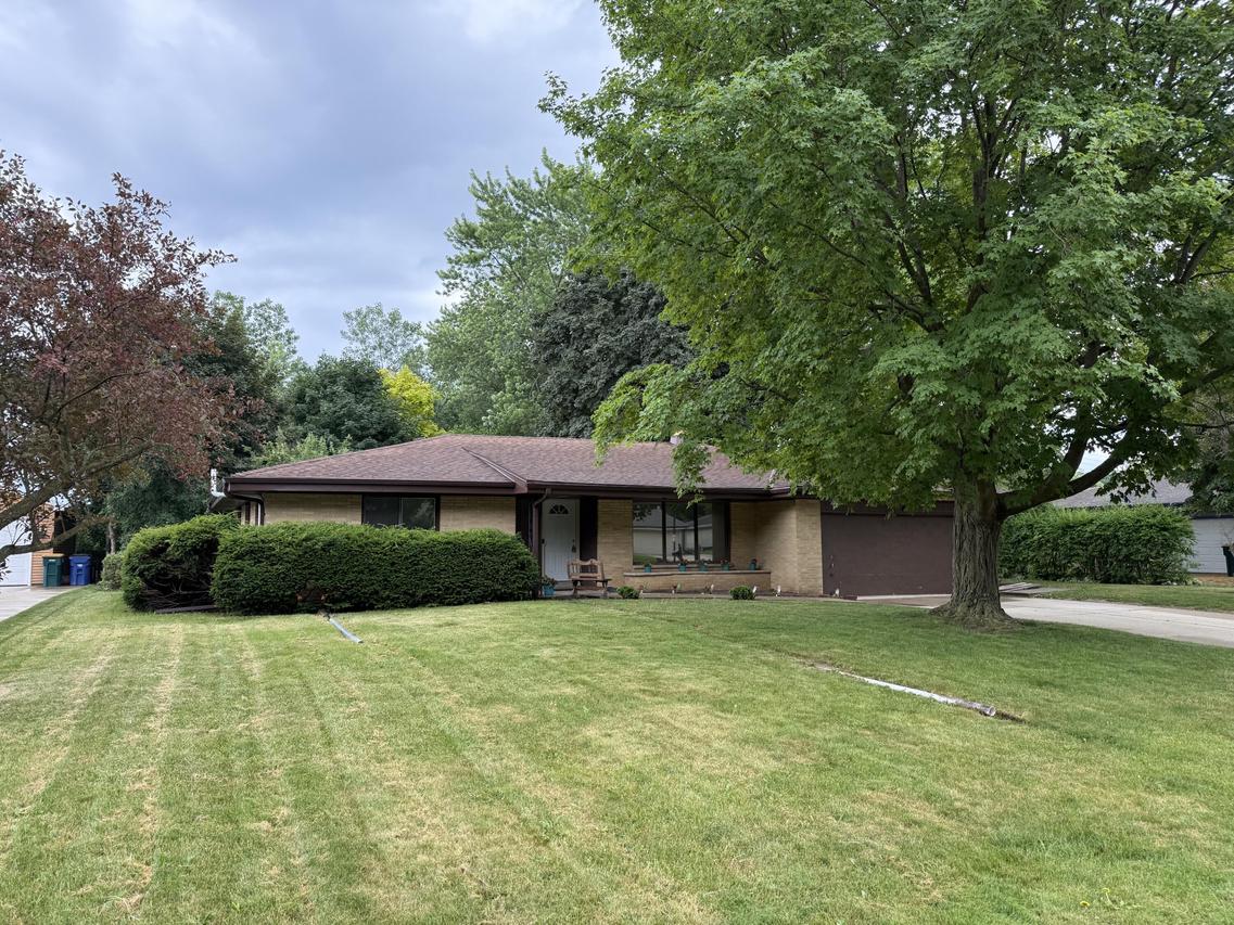 8414 S Verdev Dr, Oak Creek, WI 53154