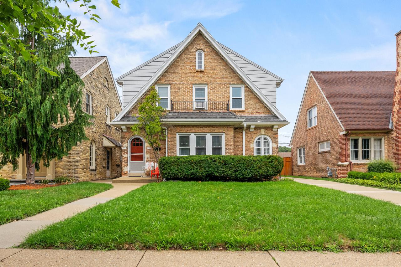 1554 E Hampton Dr, Whitefish Bay, WI 53217