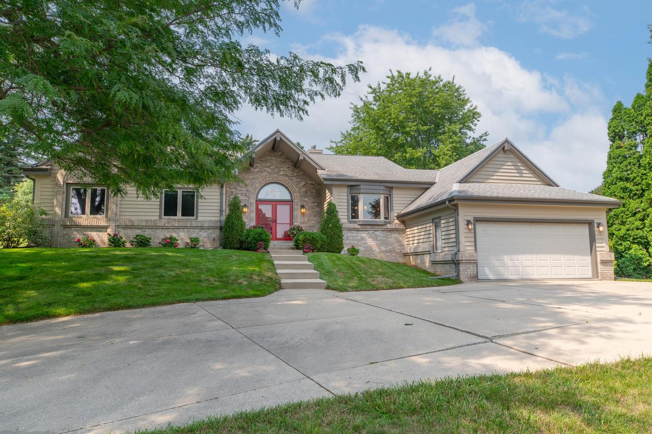 16520 W Heatherly Dr, New Berlin, WI 53151