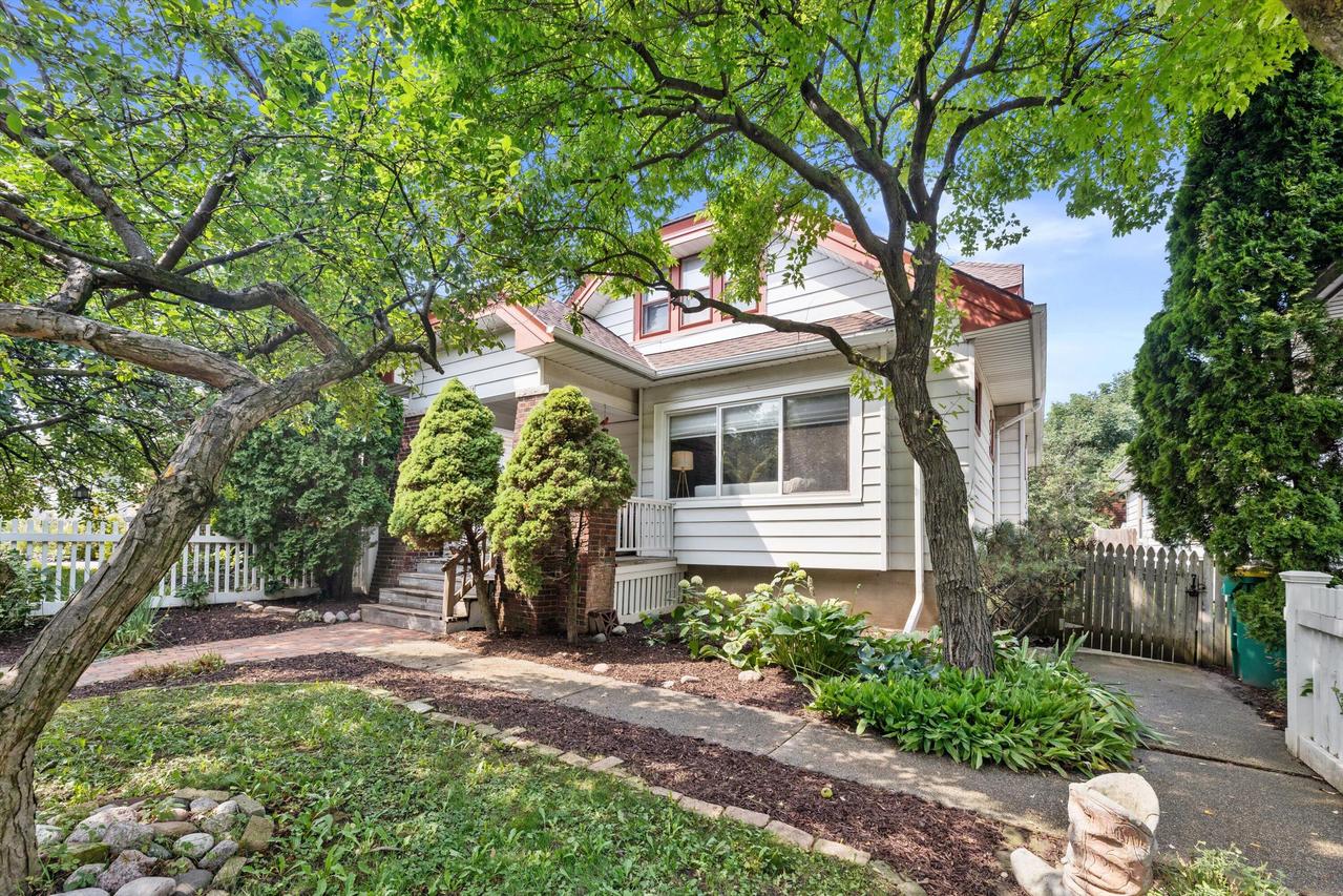 1816 E Beverly Rd, Shorewood, WI 53211