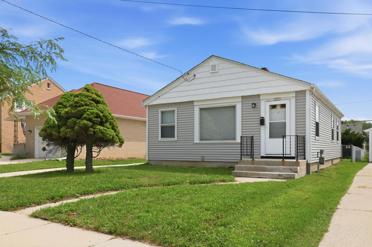 2023 E Tripoli Ave, Saint Francis, WI 53235