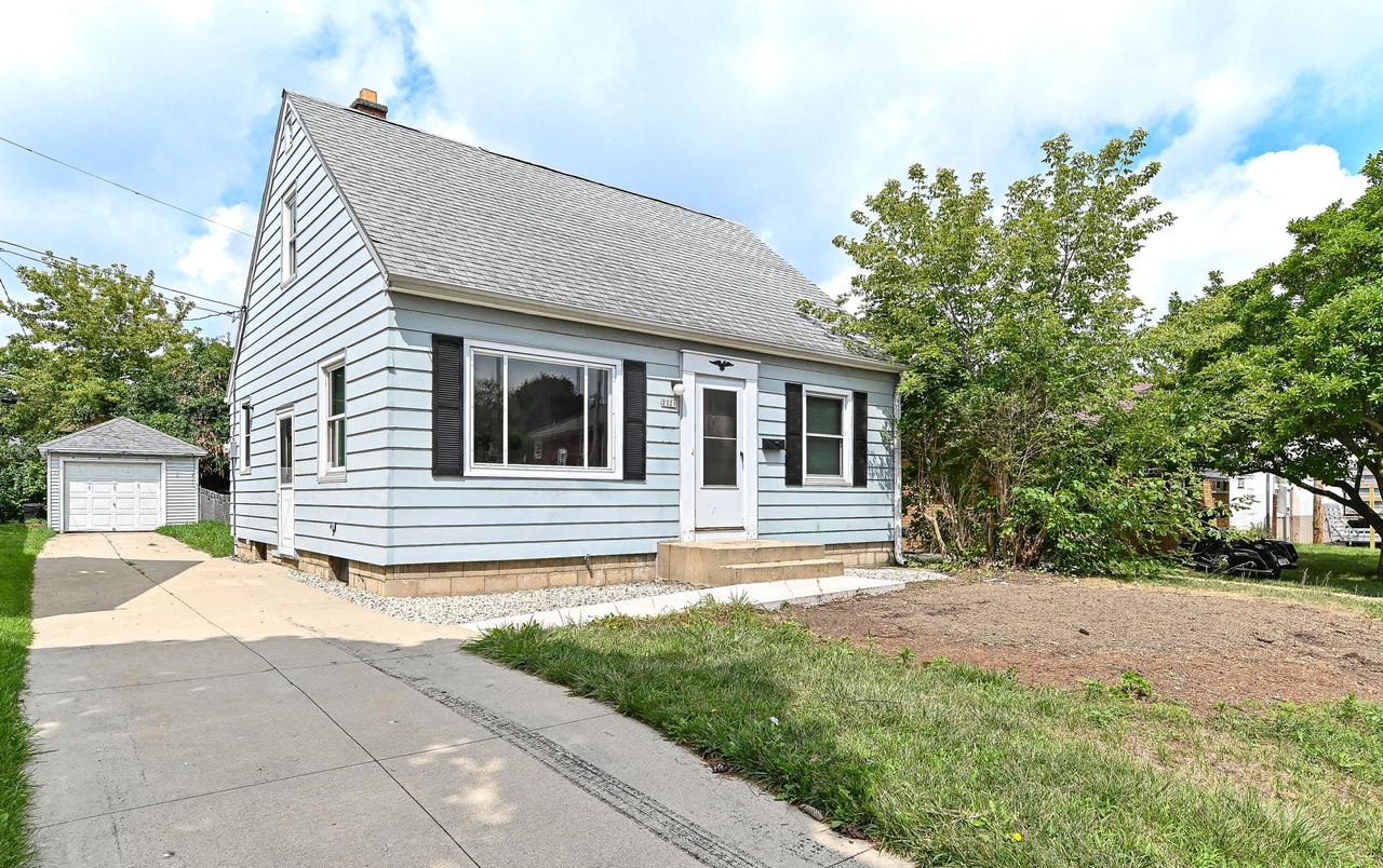 2321 S 82nd St, West Allis, WI 53219