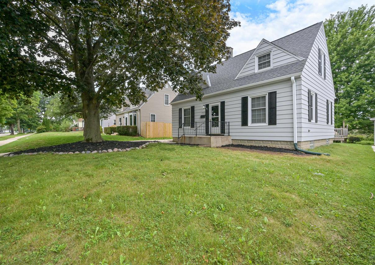 2563 S 99th St, West Allis, WI 53227