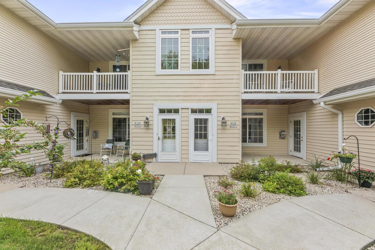 W398N6071 Autumn Woods Dr, Oconomowoc, WI 53066